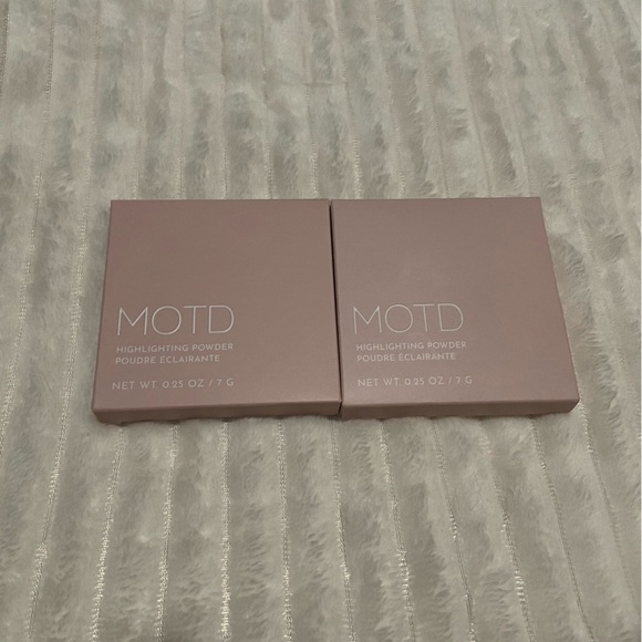 New in Box 2 piece Makeup Bundle MOTD Highlighting Powder in Something Magical - Picture 3 of 5